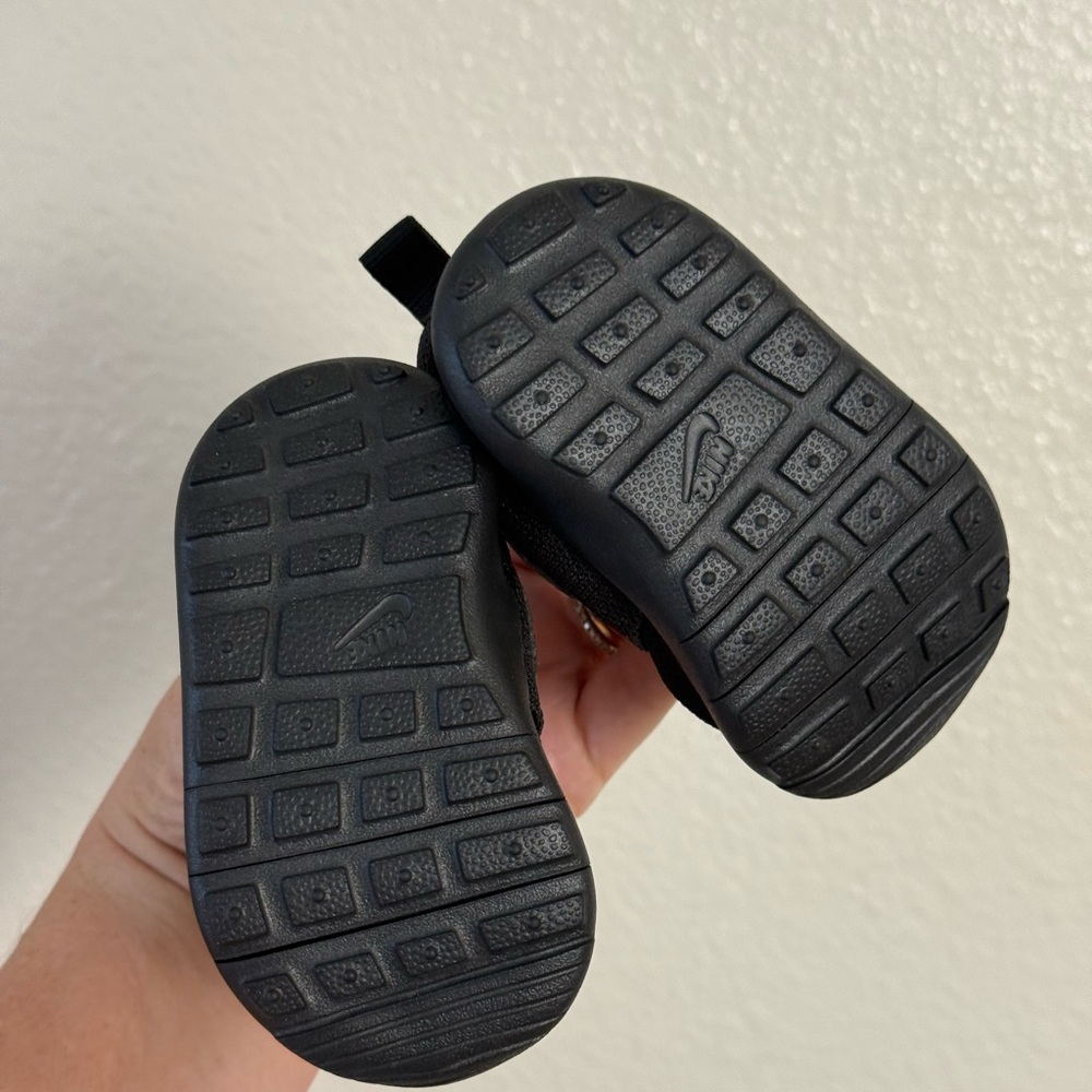 Nike Kid's Roshe One Running Shoe - Picture 3 of 5